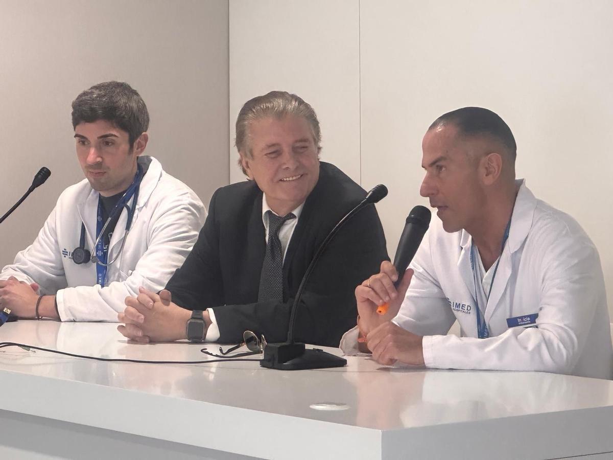 Francisco junto a los médicos Fernando Peraza y Antonio Ortiz