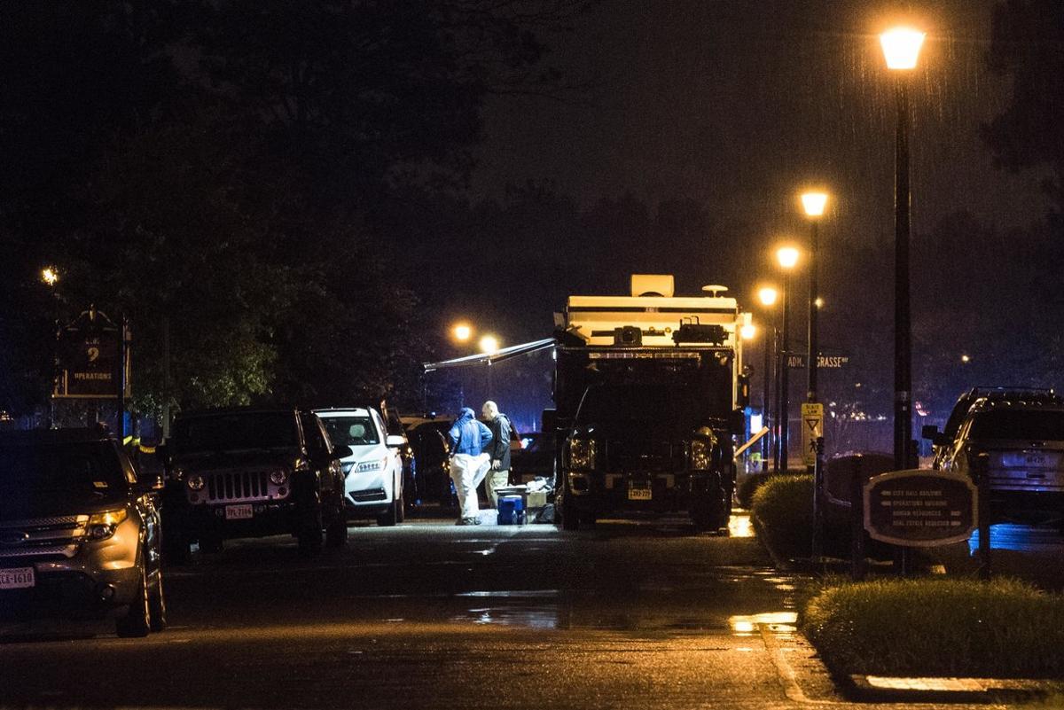 CPX01. Virginia Beach (United States), 02/06/2019.- A law enforcement official takes off their hazmat suit after leaving the scene of a mass shooting at the Virginia Beach Municipal Center in Virginia Beach, Virginia, USA, early 01 June 2019. According to police reports, at least 12 people were killed and four others were injured when a gunman opened fire on co-workers at a municipal building before being shot and killed by responding police officers. (Incendio, Abierto, Estados Unidos) EFE/EPA/CAITLIN PENNA