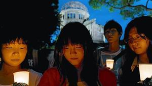 Vigília de joves japonesos al parc de la Pau, a Hiroshima, ahir.