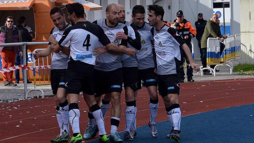 Jugadores caudalistas celebran el segundo tanto marcado por Jaime ante el Langreo.