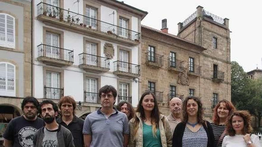 Por la izquierda, David Salcines, David García, Primitivo Abella, José Luis Pérez, Ngaby Santa Cirila, Carmen Aguilera, Manuel Benayas, Tania González, Eva Fernández y Yolanda Suárez, ayer, en la plaza de España.