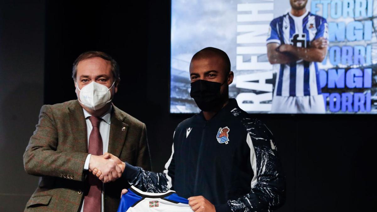 Jokin Aperribay y Rafinha se dan la mano en la presentación del jugador. |