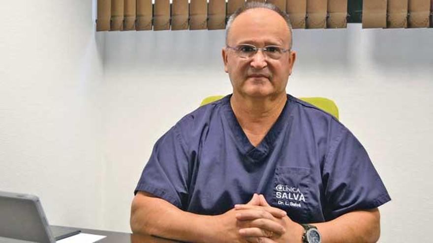 El oftalmólogo Luis Salvà en su consulta de Oftalmedic Clínica Salvà.