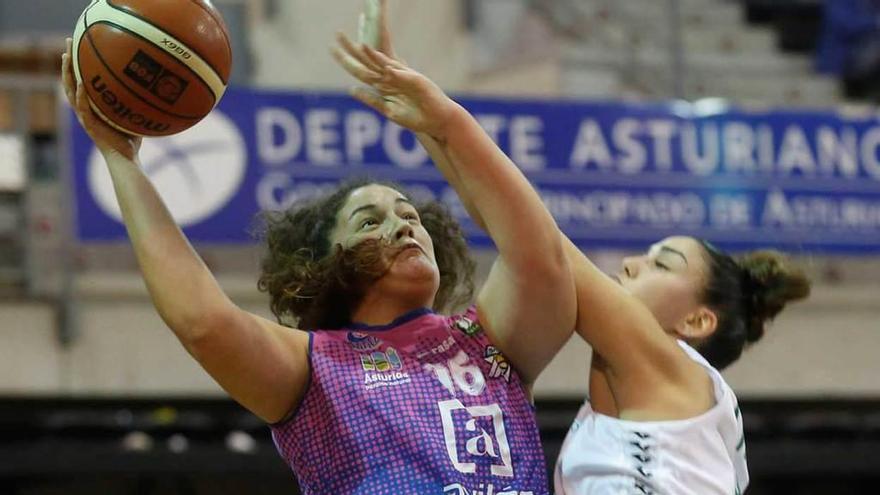 Claudia Alonso lanza a canasta ante Raquel Navarro.