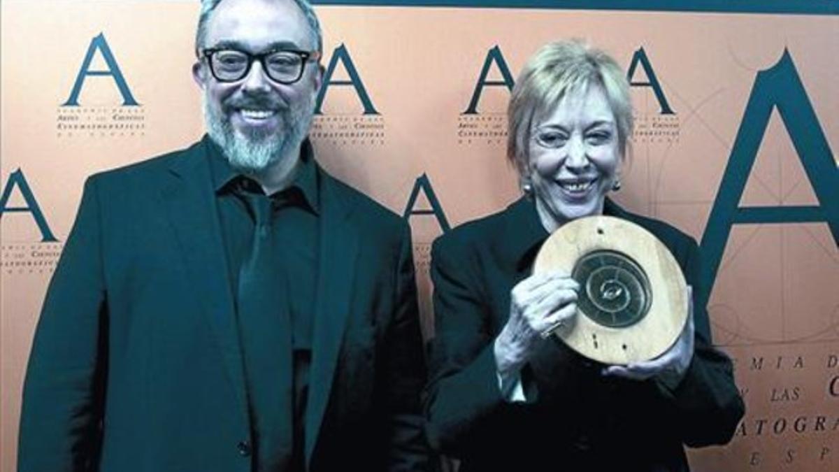 Álex de la Iglesia y Rosa Maria Sardà, ayer, durante la entrega de la Medalla de Oro en Barcelona.