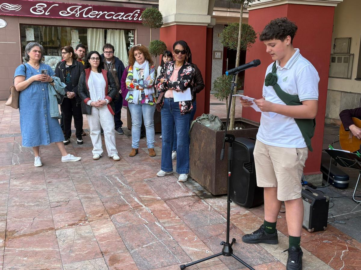 Uno de los escolares participantes en el Día Internacional de la Eliminación de la Discriminación Racial de Langreo