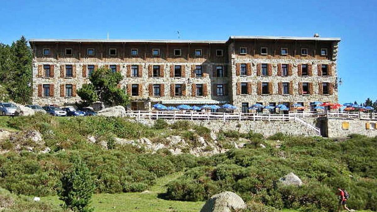 L&#039;hotel Bones Hores presideix els prats i l&#039;estany de les Bulloses