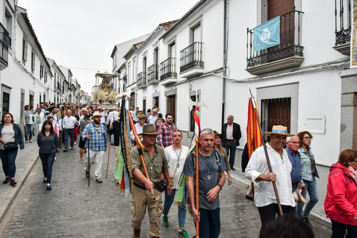 Los jarotes acompañan a la Virgen de Luna a su ermita