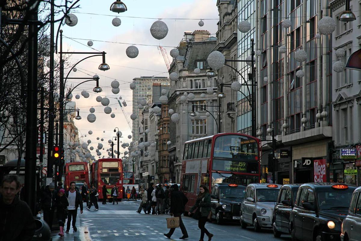 Tráfico en Oxford Street, la arteria comercial de Londres