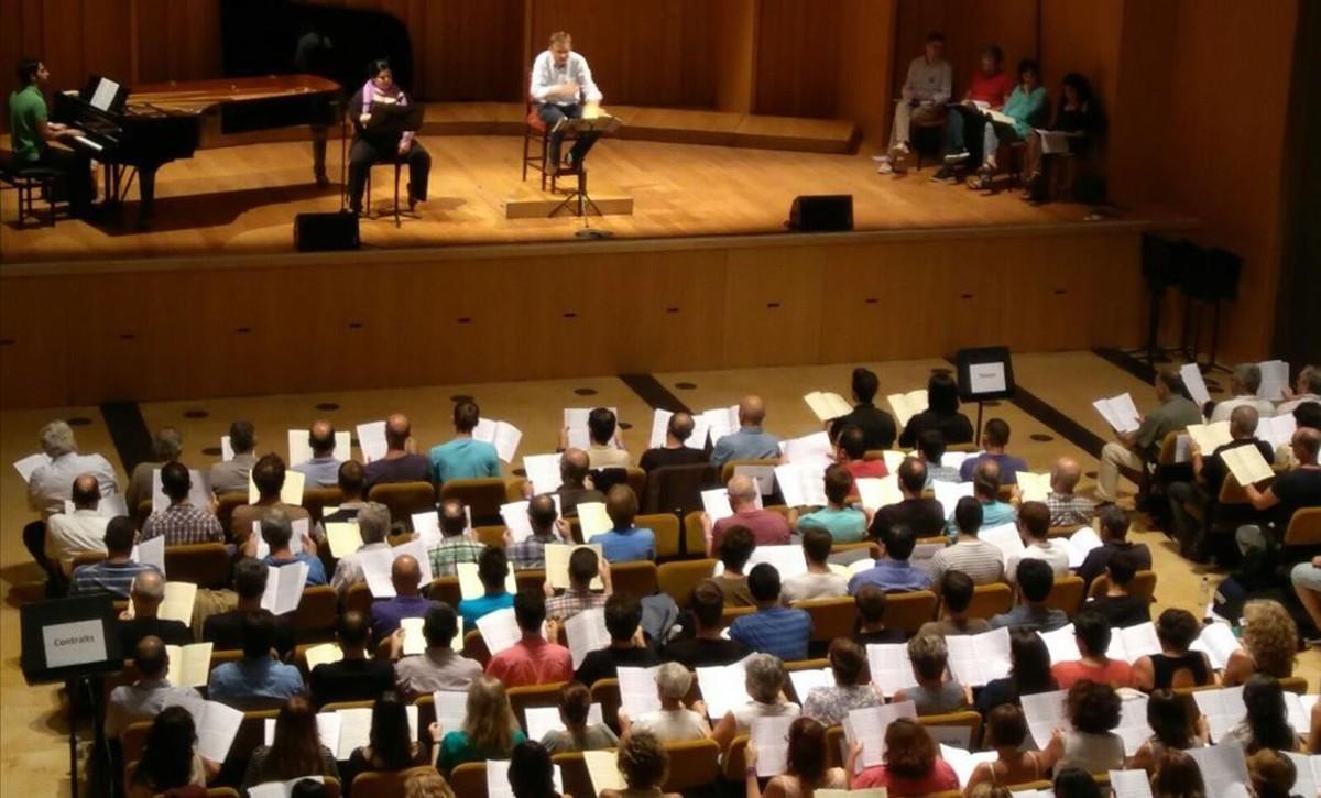 Simon Halsey dirige desde el escenario del Petit Palau un ensayo del Orfeó Català, el Cor Jove i el Cor de Noies abierto a más de cien cantantes invitados, el 22 de septiembre. Simon Halsey dirige desde el escenario del Petit Palau un ensayo del Orfeó Català, el Cor Jove i el Cor de Noies abierto a más de cien cantantes invitados, el 22 de septiembre.