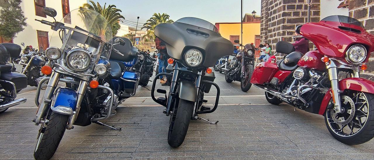 Imagen de las motos antes de salir ayer por la mañana de Valverde en dirección a la punta de Orchilla.