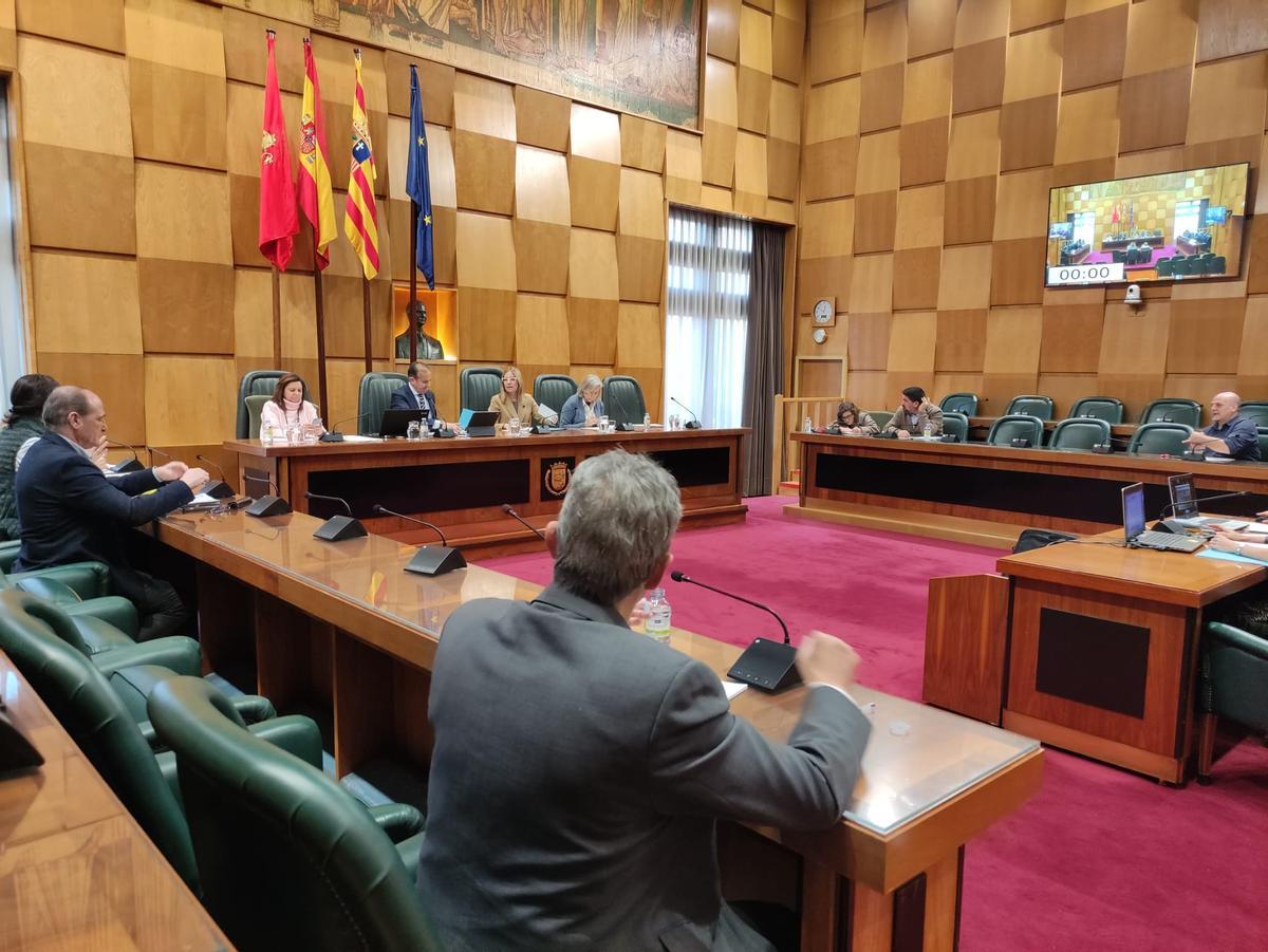 El portavoz de Vox, de espaldas, mientras interviene la concejala de Hacienda, Blanca Solans.