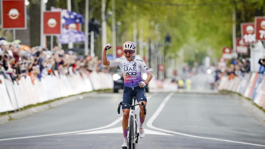 La barcelonesa Paula Blasi gana la Amstel Gold Race y hace historia en el ciclismo español