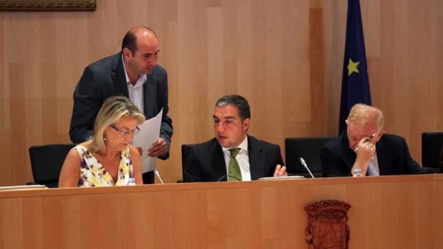 El portavoz del PSOE en la Diputación, Francisco Conejo, conversa con Elías Bendodo.