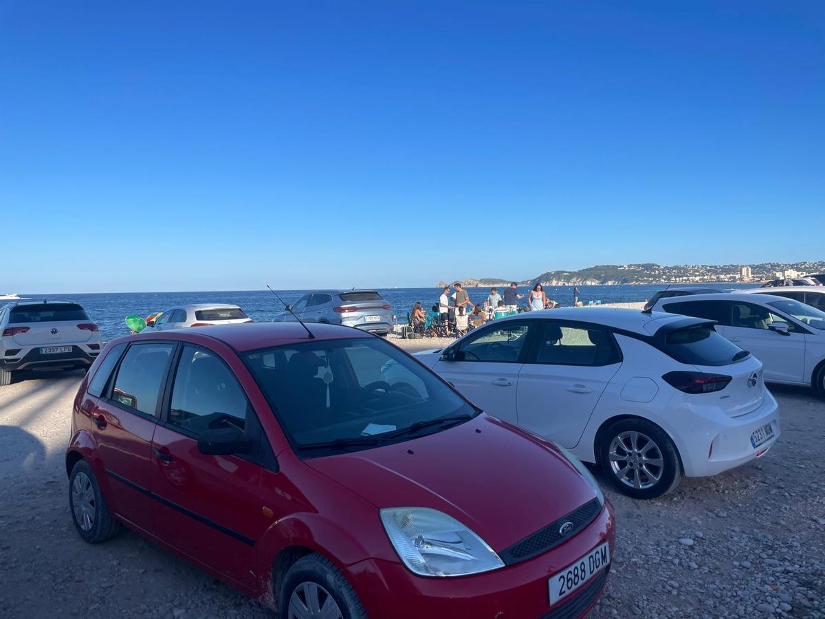 Vecinos cenando en la playa, una costumbre muy de Xàbia, rodeados de coches