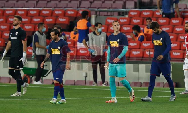 Los jugadores del FC Barcelona han lucido una camiseta de apoyo con el mensaje Ànims Unzué antes del partido de LaLiga Santander entre el FC Barcelona y el Athletic de Bilbao disputado en el Camp Nou.