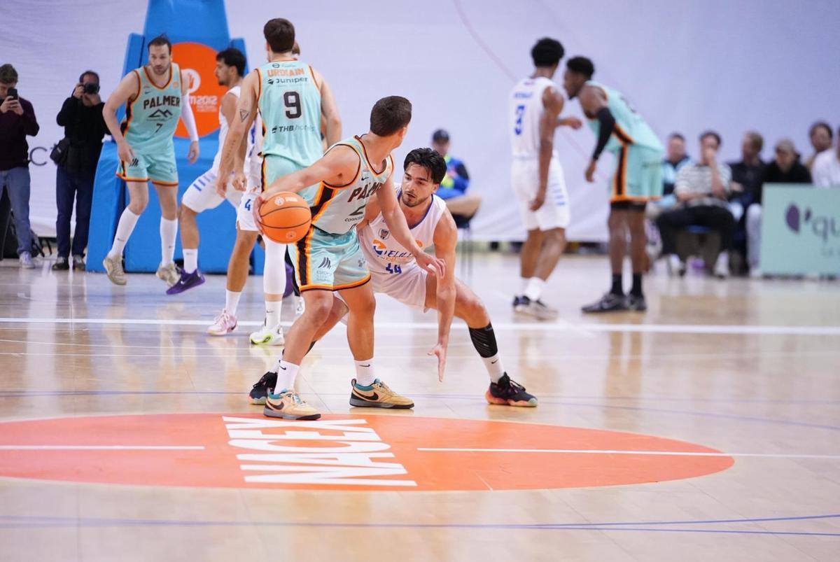 Hansel Atencia bota la pilota en un acció del partit