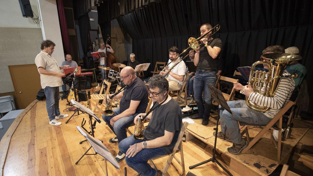 Alguns dels músics de la nova Big Band assajant aquest dissabte passat a Ordis