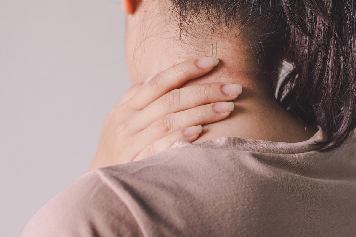 El dolor muscular generalizado y la fatiga son dos de los síntomas principales de la fibromialgia.