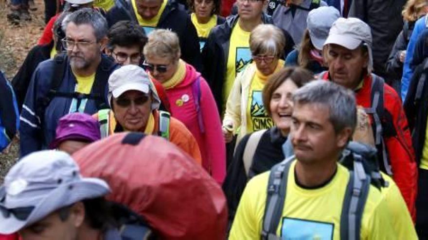 Un grup d&#039;excursionistes participant en l&#039;ascens al tossal de les Torretes