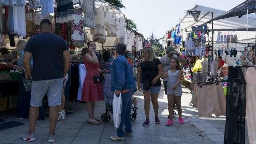 Aspecto, ayer, del mercadillo ambulante del Barbaña. // Enzo Sarmiento