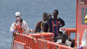 Un grupo de migrantes rescatados a bordo de un cayuco que navegaba cerca de El Hierro recientemente.