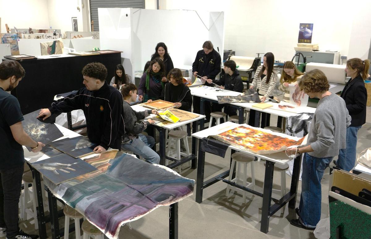 Los alumnos de Bellas Artes preparan la exposición en la Fundación Barceló