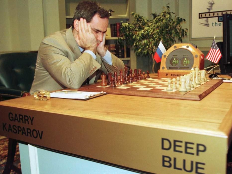 Deep Blue fue una supercomputadora desarrollada por el fabricante estadounidense IBM para jugar al ajedrez. Fue la primera que venció a un campeón del mundo vigente, Gary Kaspárov, con un ritmo de juego lento. Esto ocurrió el 10 de febrero de 1996, en una memorable partida. Sin embargo, Kaspárov ganó 3 y empató 2 de las siguientes partidas, derrotando a Deep Blue por 4-2. El encuentro concluyó el 17 de febrero de 1996.