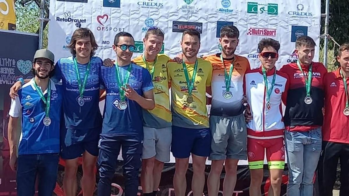 El Montilla Córdoba, en el centro del podio como campeón andaluz de duatlón.