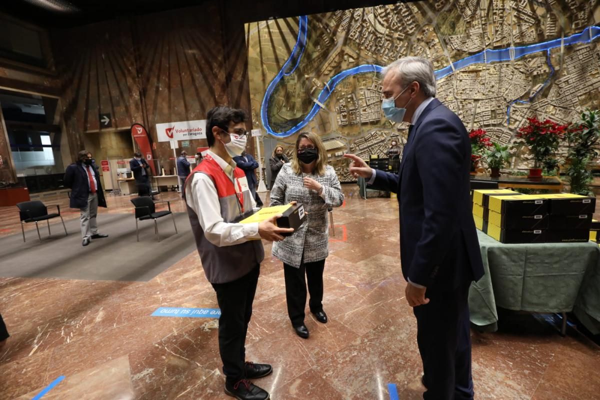 EL PERIÓDICO DE ARAGÓN entrega sus 150 roscones en el Día de San Valero y acerca la tradición a los comedores sociales