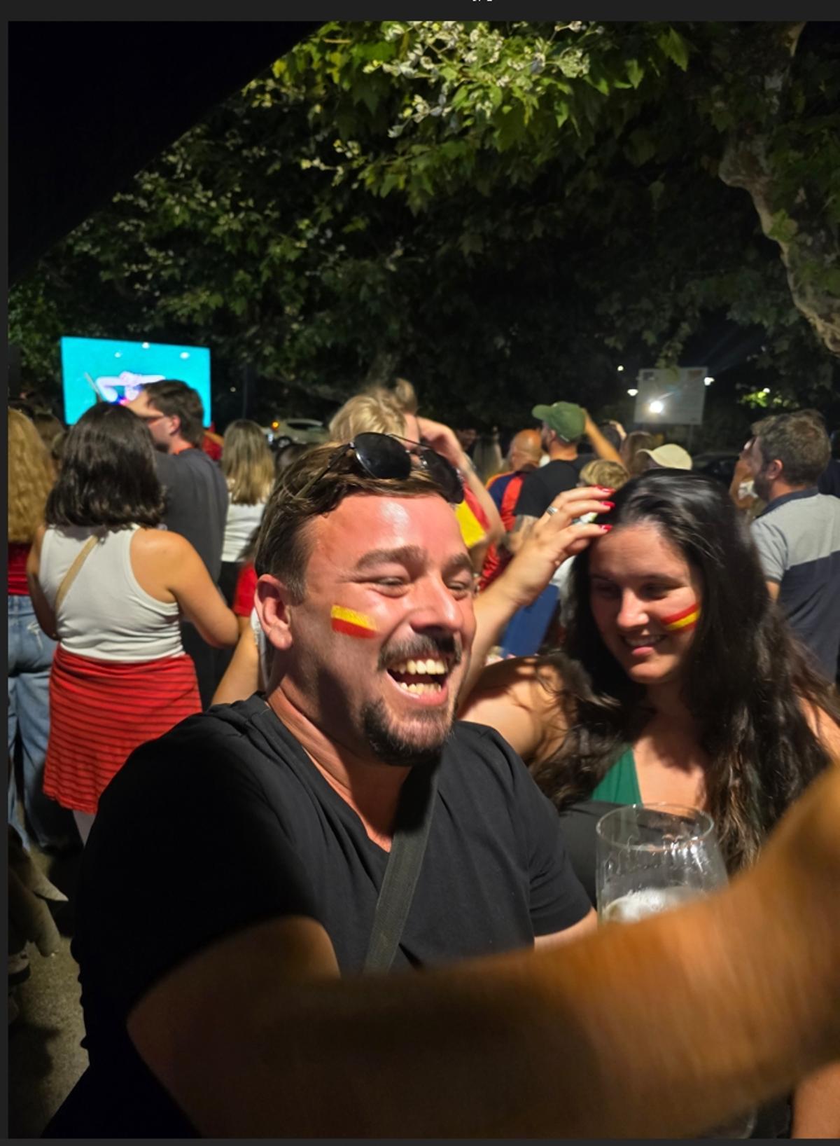 Alegría por la celebración de la victoria de España en la caclle Eugenio Sequeiros en el centro de Cangas.