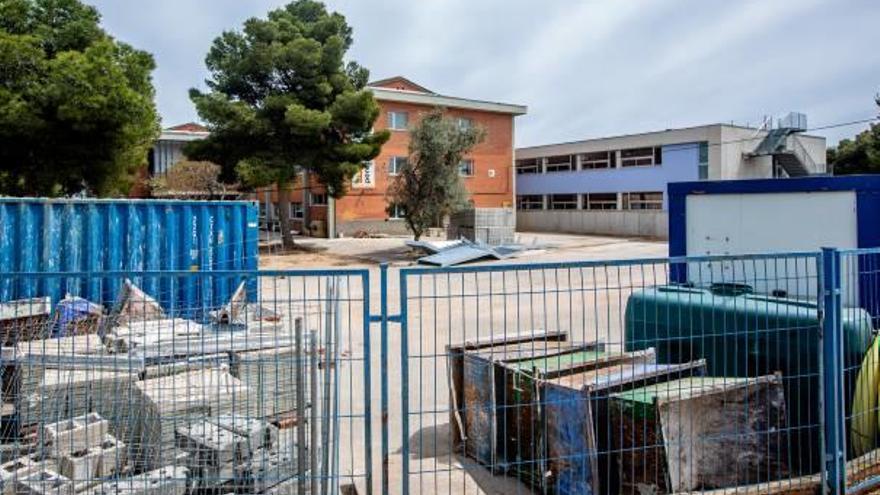 Los restos de materiales de obra que aún se pueden ver en el IES Pere María de Benidorm, ayer, sin maquinaria ni operarios.