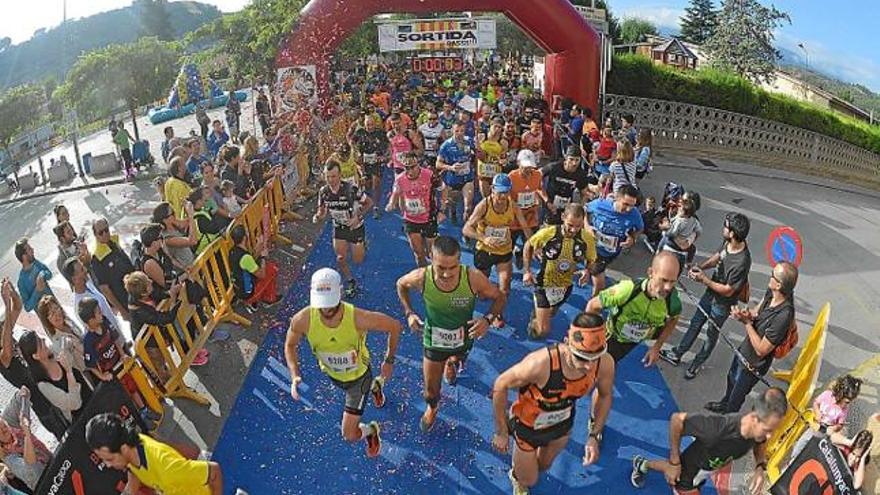 Sortida de l&#039;onzena edició dels 10 km de Vallhonesta, a Sant Vicenç