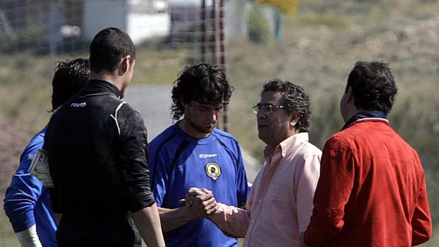 Enrique Ortiz dialoga en Fontcalent con los tres capitanes del Hércules, a finales de abril.