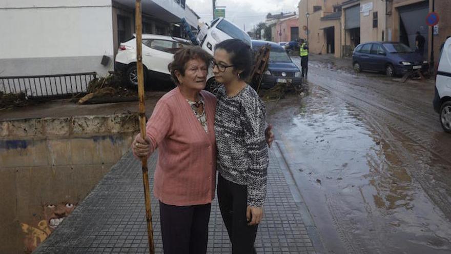 Zwei Frauen trösten sich nach der Katastrophe in Sant Llorenç.