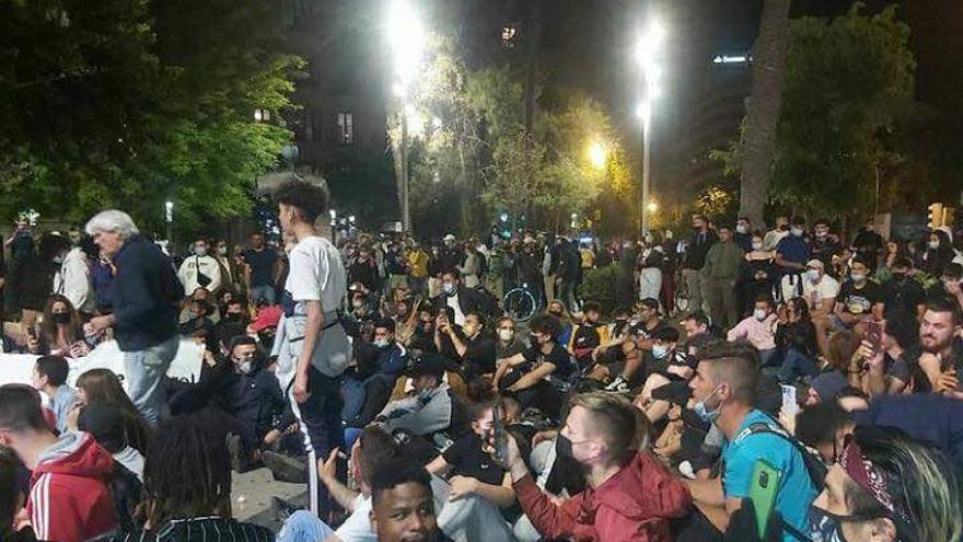 Cargas policiales en una protesta contra las restricciones en la Plaza de España de Palma