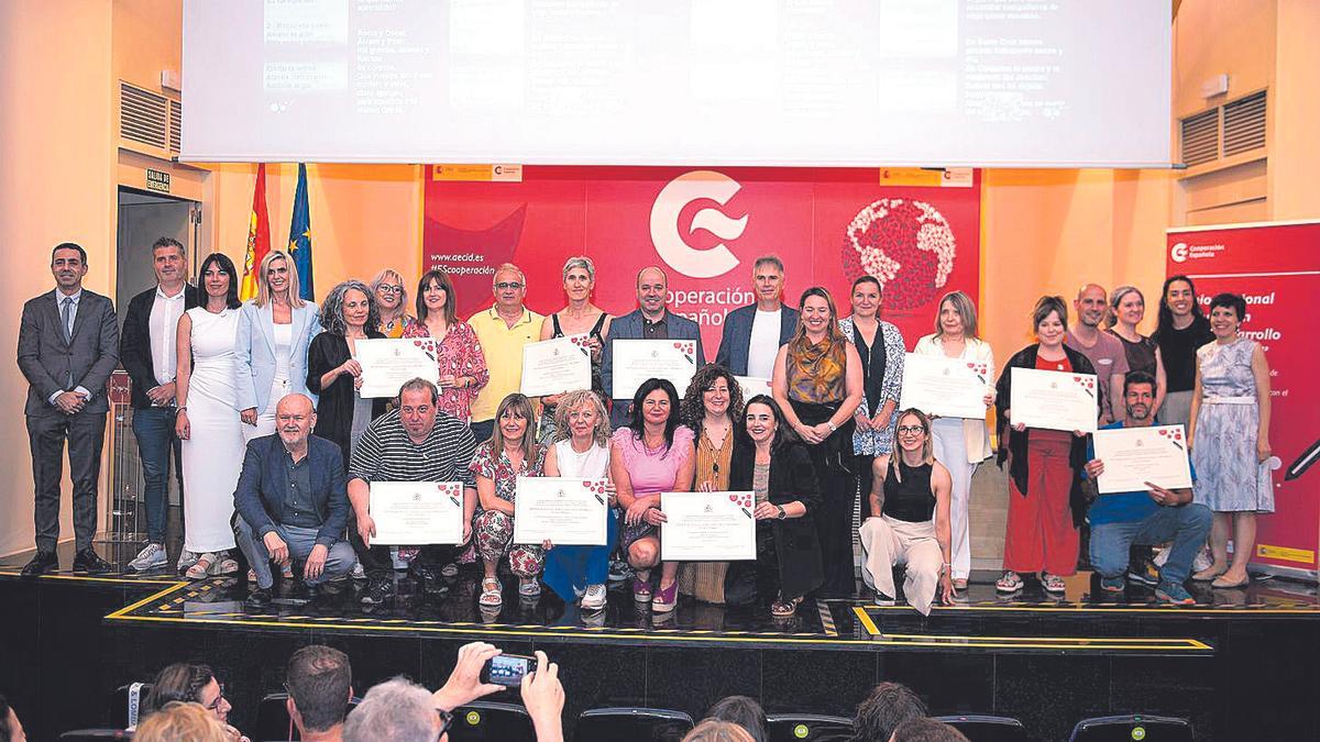 Los colegios ganadores del Premio Vicente Ferrer posan en la ceremonia de entrega, la semana pasada, en Madrid.