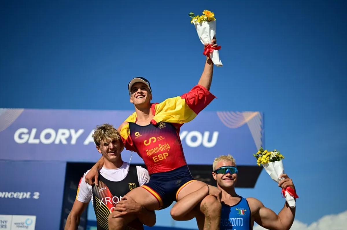 Nacho Ramón-Borja, alzado por los otros medallistas de la prueba