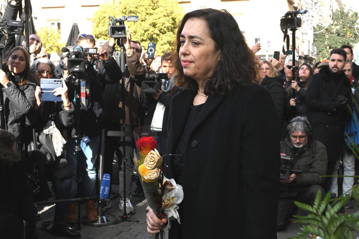 La hija de la actriz, María Isasi, a la salida de la capilla ardiente de Marisa Paredes en el Teatro Español, a 18 de diciembre de 2024, en Madrid (España).