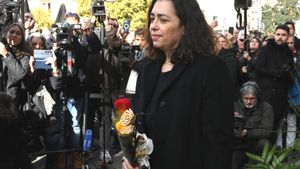 La hija de la actriz, María Isasi, a la salida de la capilla ardiente de Marisa Paredes en el Teatro Español, a 18 de diciembre de 2024, en Madrid (España).