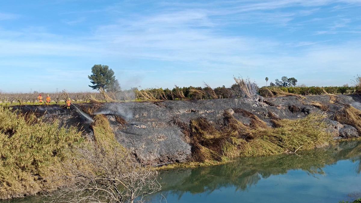 Los bomberos ultiman los trabajos de extincion del tramo afectado por el fuego.