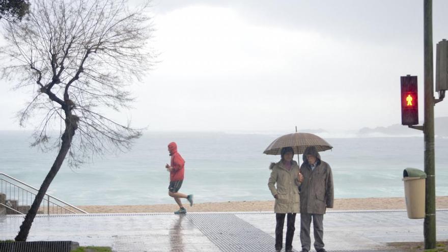 Galicia está hoy en alerta por oleaje en la costa y por nieve en el interior