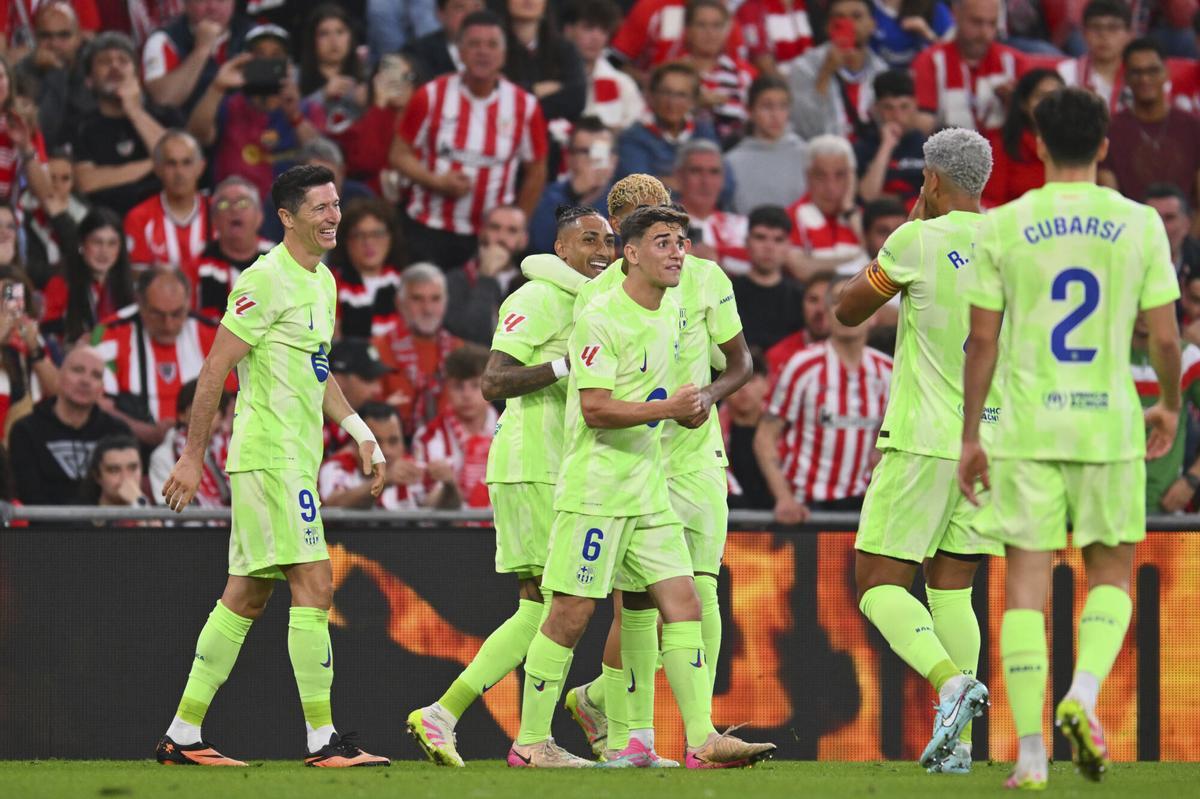 Los jugadores del Barça celebran un gol de Lewandowski