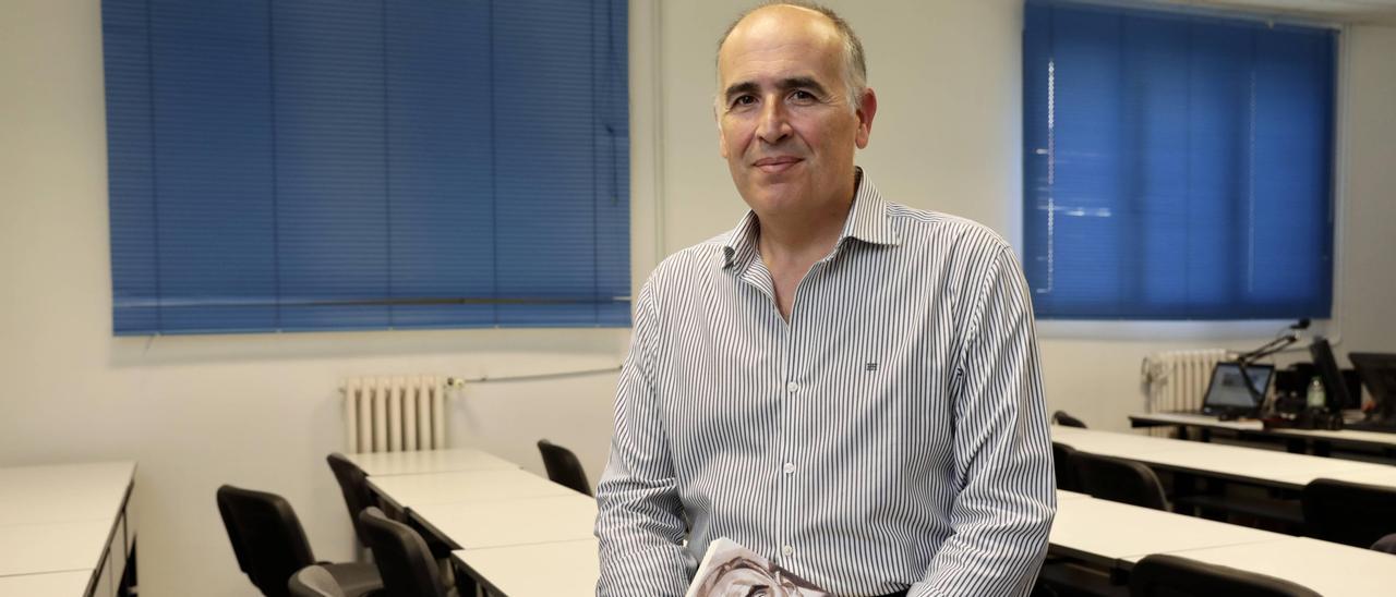 Francisco Balado, ayer, en la UNED, con su libro.