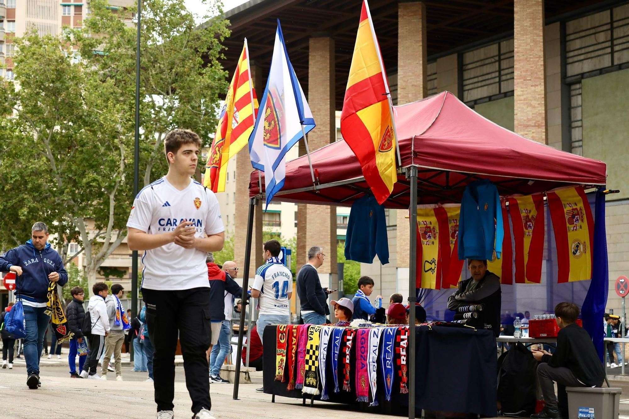 En imágenes | La afición del Real Zaragoza recibe el autobús del equipo antes de la 'final' contra el Racing de Ferrol