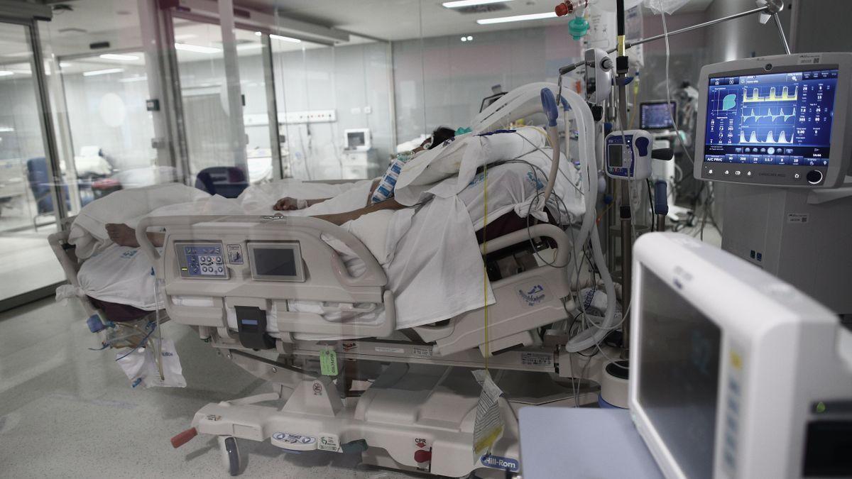 Un paciente de covid-19 en la UCI de un hospital.