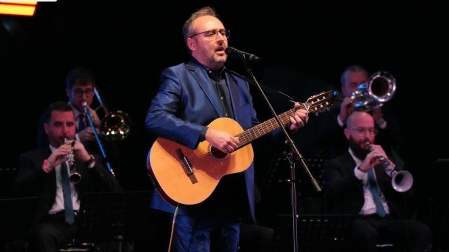 El concert de Roger Mas i la Cobla Sant Jordi a la FIL, en imatges