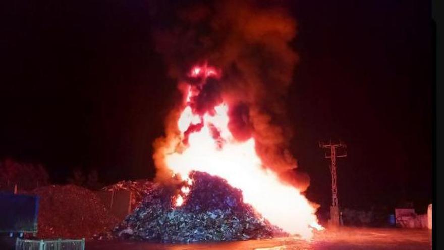 Una pila de ferralla crema a la deixalleria d'Igualada