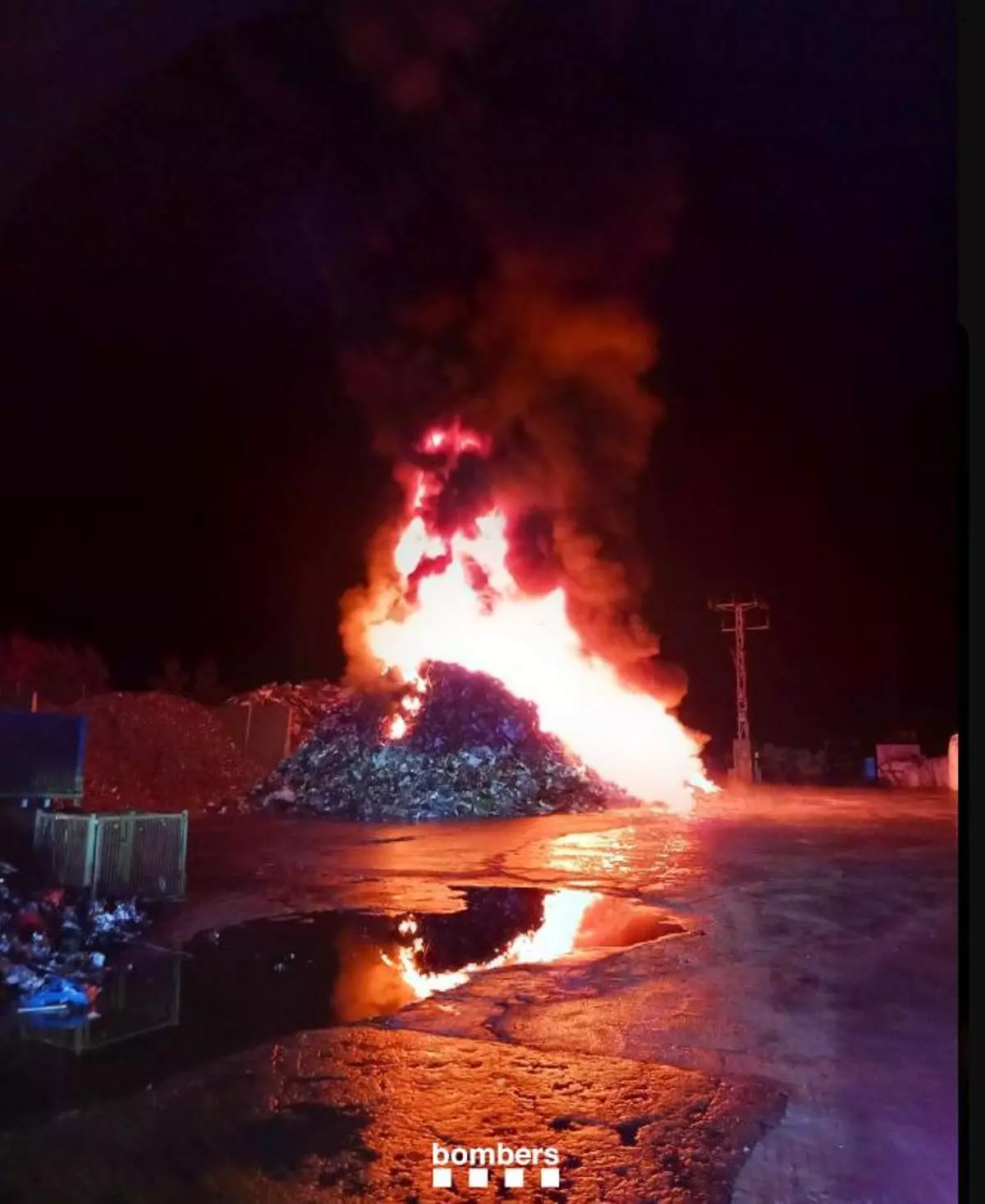 Una pila de ferralla s'incendia a la deixalleria d'Igualada