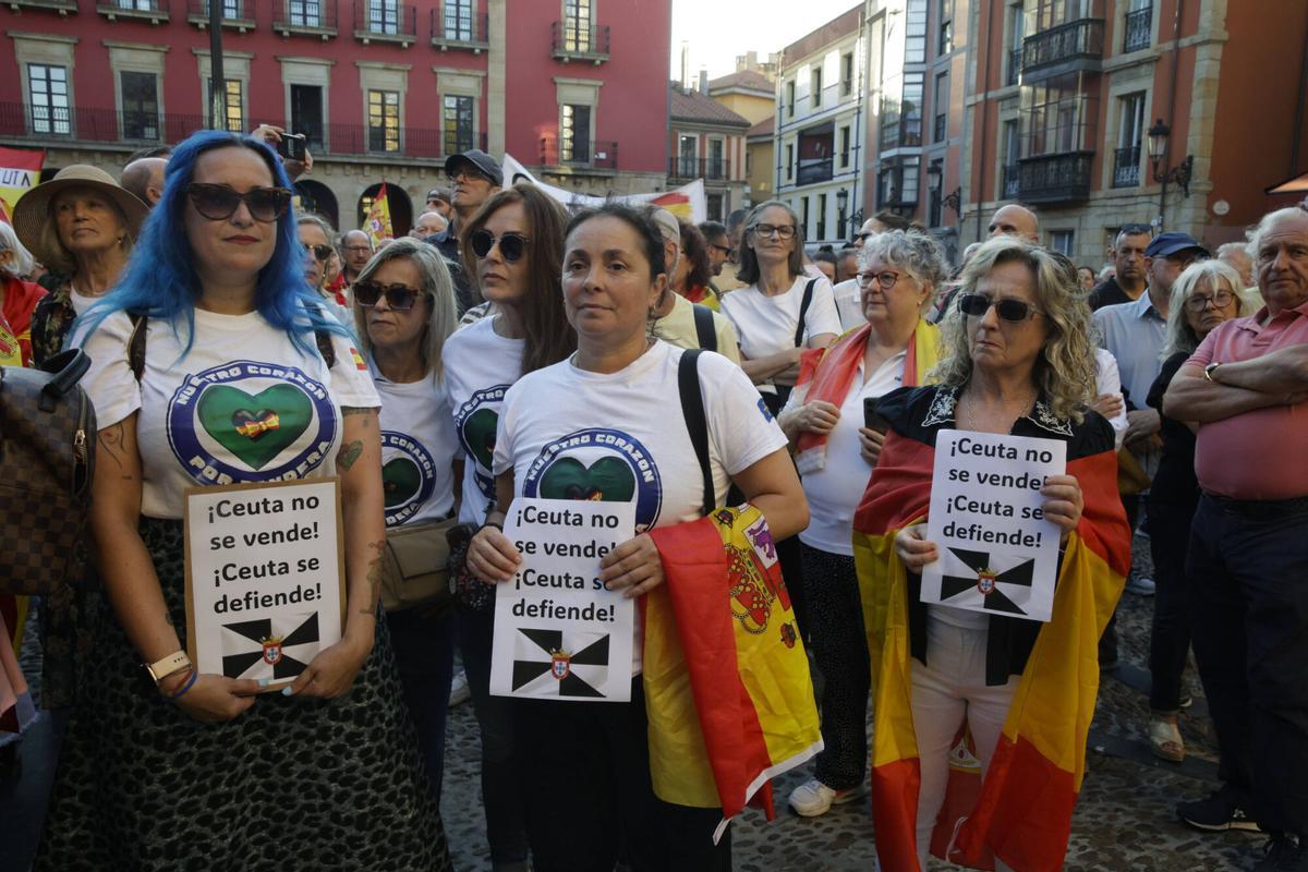 En imágenes: así fue la masiva manifestación en Gijón de apoyo a Ceuta en la plaza Mayor
